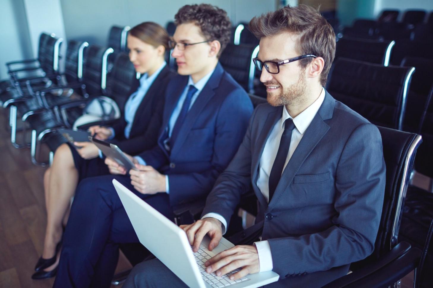 Person arbeitet konzentriert an einem Schreibtisch, symbolisiert fokussierte Lernarbeit und Selbstentwicklung