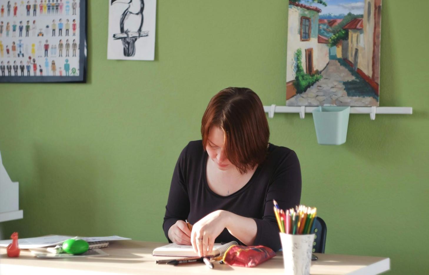Person in nachdenklicher Pose, symbolisiert Selbstreflexion und mentale Klarheit